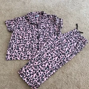 Pajamagram large pink /black combo short sleeve Capri pajama set .