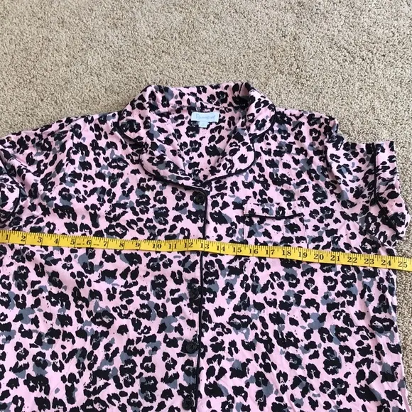 Pajamagram large pink /black combo short sleeve Capri pajama set .