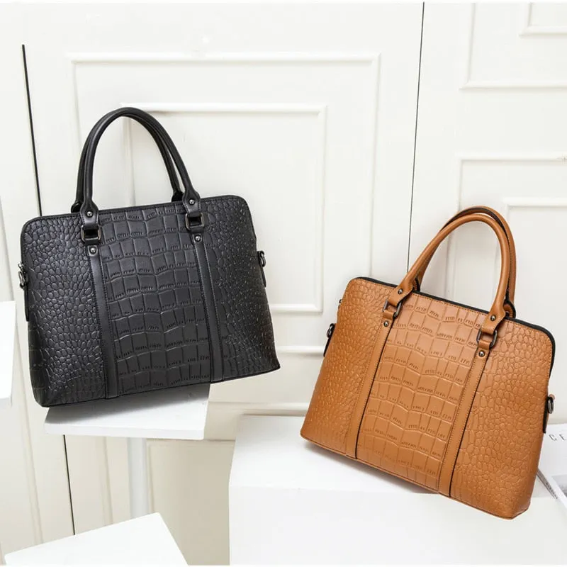 Porte Document Femme à Motif Croco Chic et Pratique